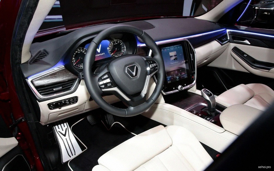 VinFast Lux SA 2.0 Premium 2.0 AT - 2020
