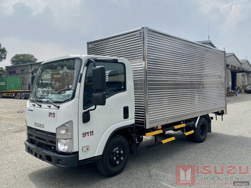 Isuzu QKR QMR77HE5A Thùng Kín - 2025