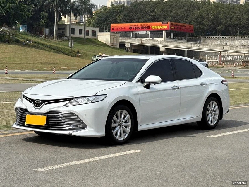 Toyota Camry 2.0G - 2019