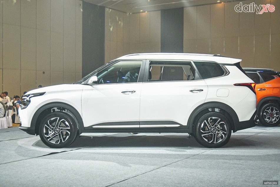 Kia Carens 1.5G Luxury - 2024