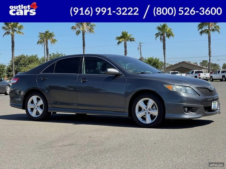 Toyota Camry LE 2.5 - 2010