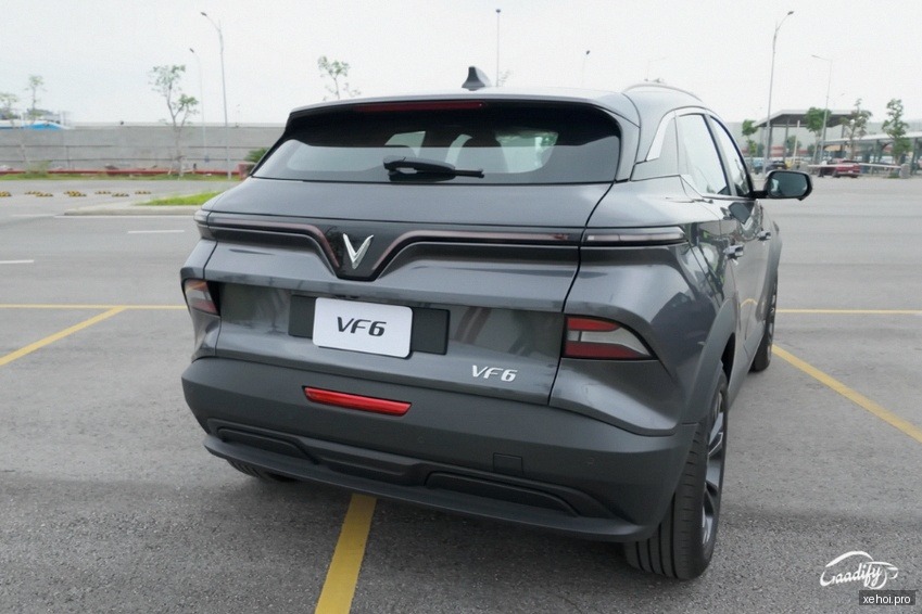 VinFast Lux SA 2.0 Base 2.0 AT - 2021