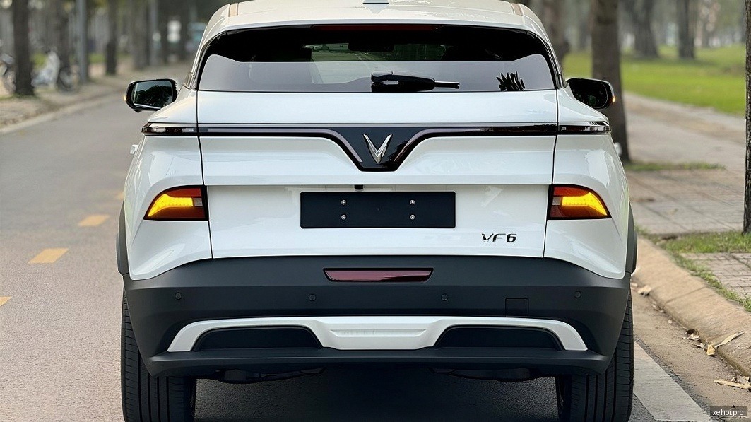 VinFast Lux SA 2.0 Base 2.0 AT - 2020