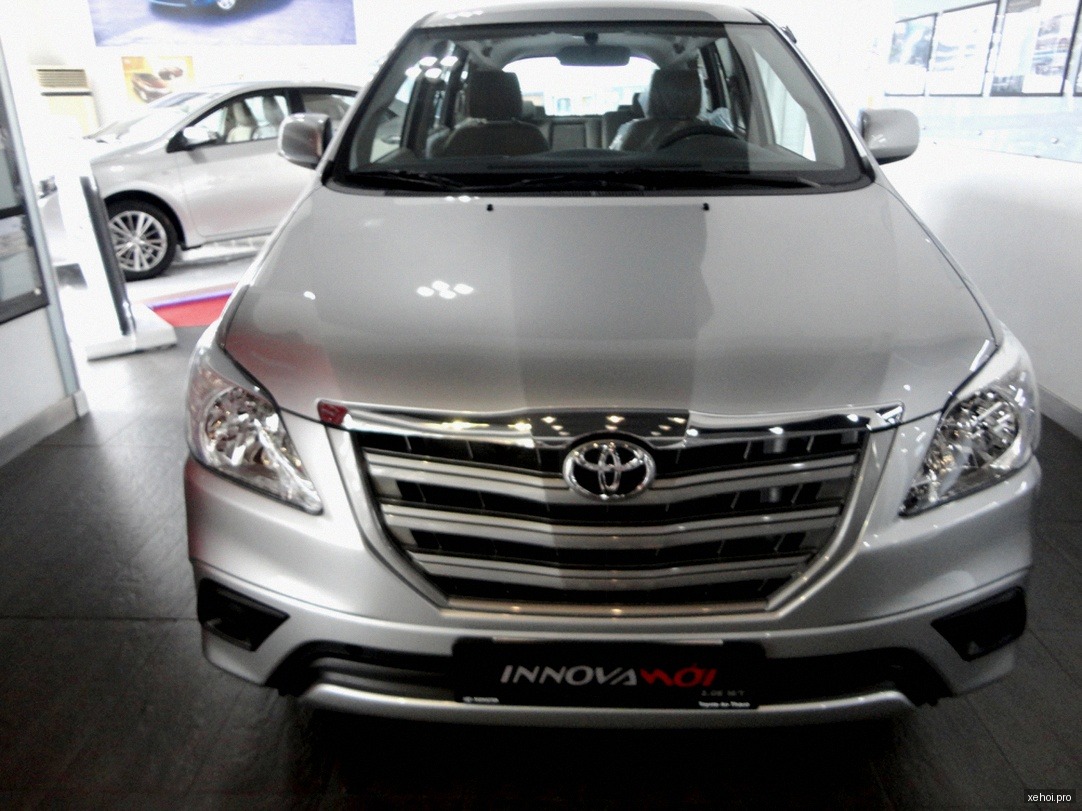 Toyota Innova 2.0E - 2015
