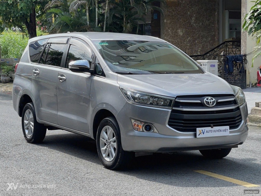 Toyota Innova 2.0E - 2016