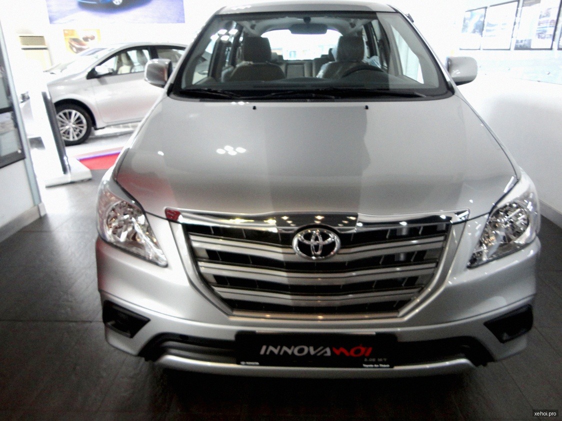 Toyota Innova 2.0E - 2015