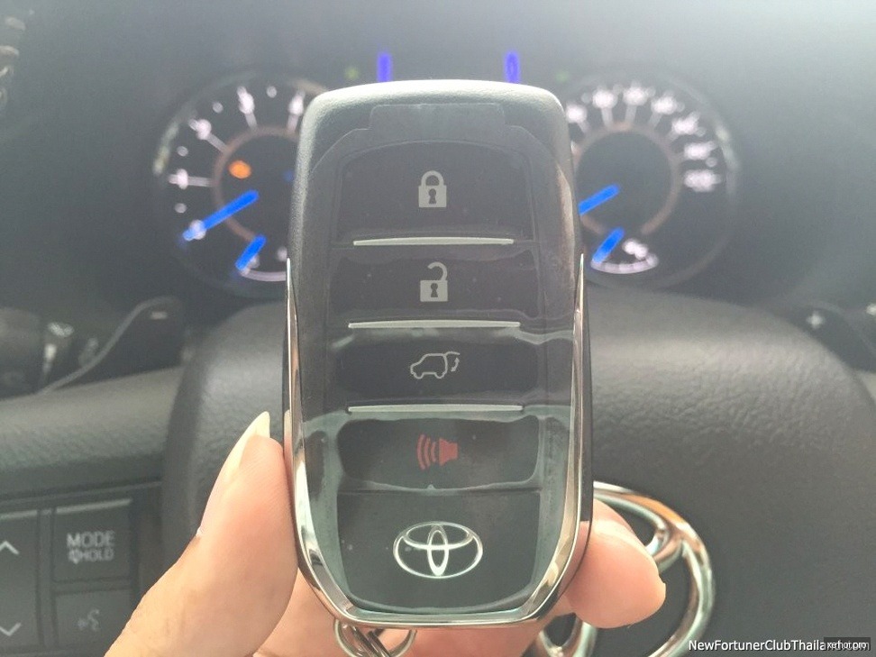 Toyota Fortuner 2.7V 4x4 AT - 2015