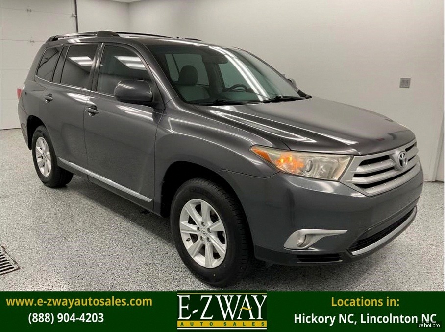 Toyota Highlander LE 2.7 - 2011