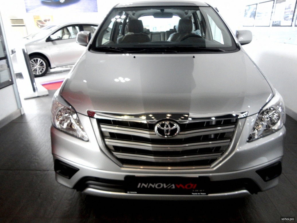 Toyota Innova 2.0E - 2015