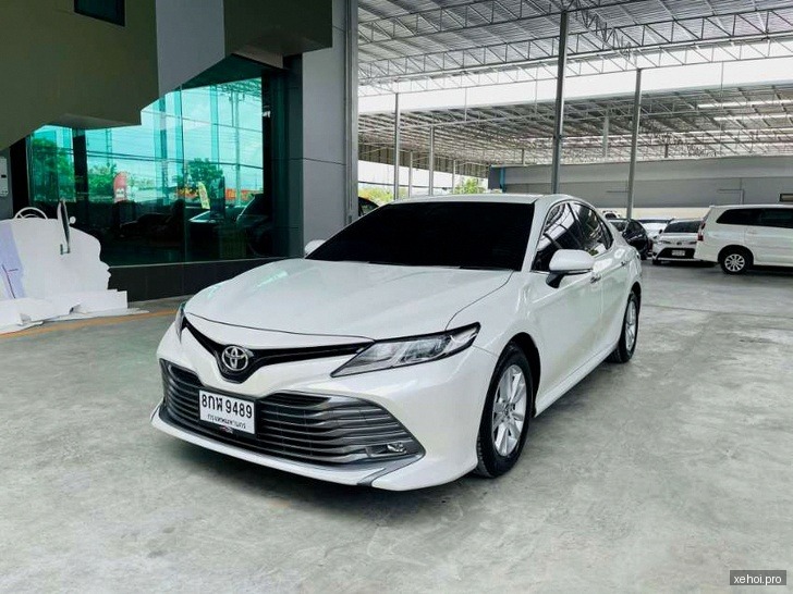 Toyota Camry 2.0G - 2019