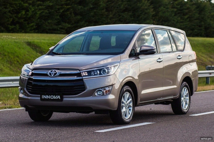 Toyota Innova 2.0E - 2016